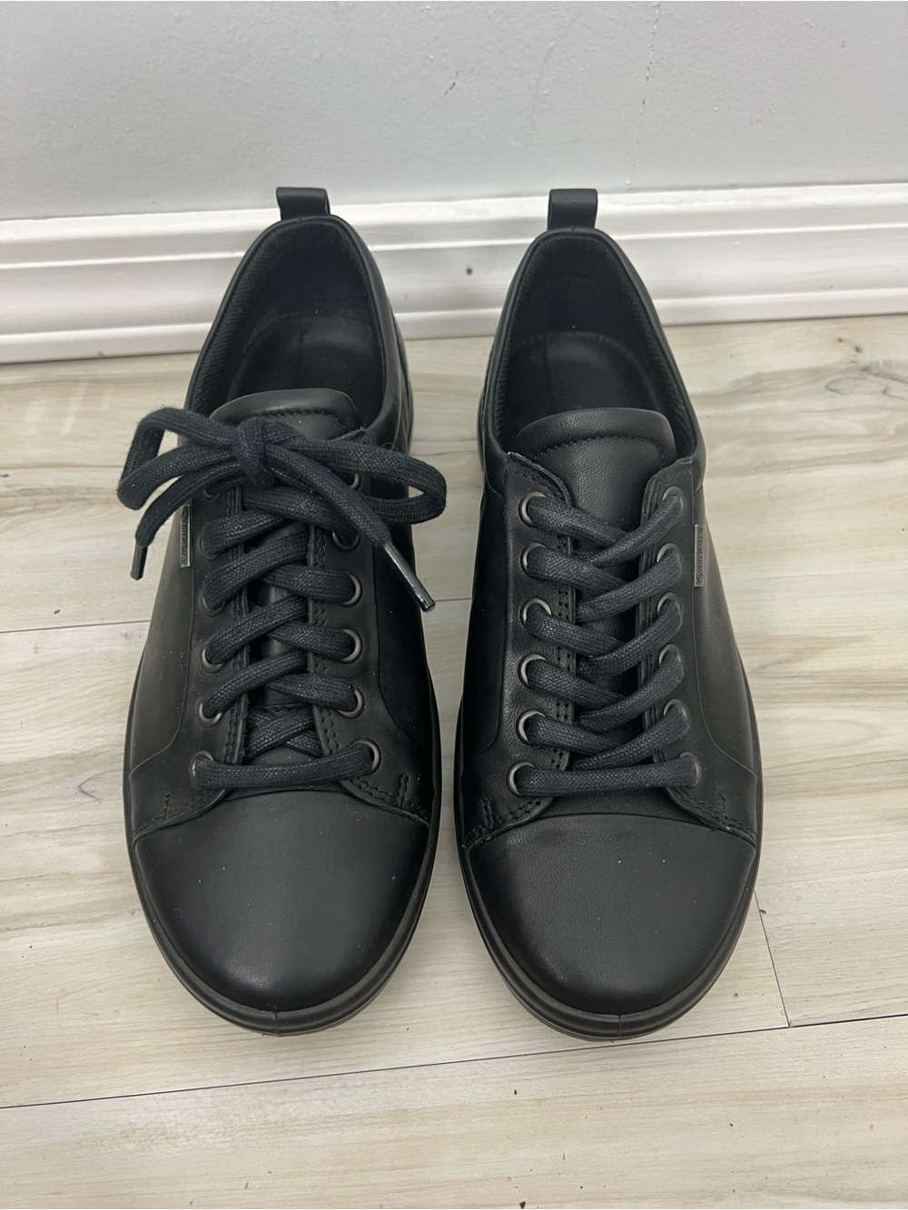 Ecco Goretex Waterproof Black Sneakers - Picture 2 of 8